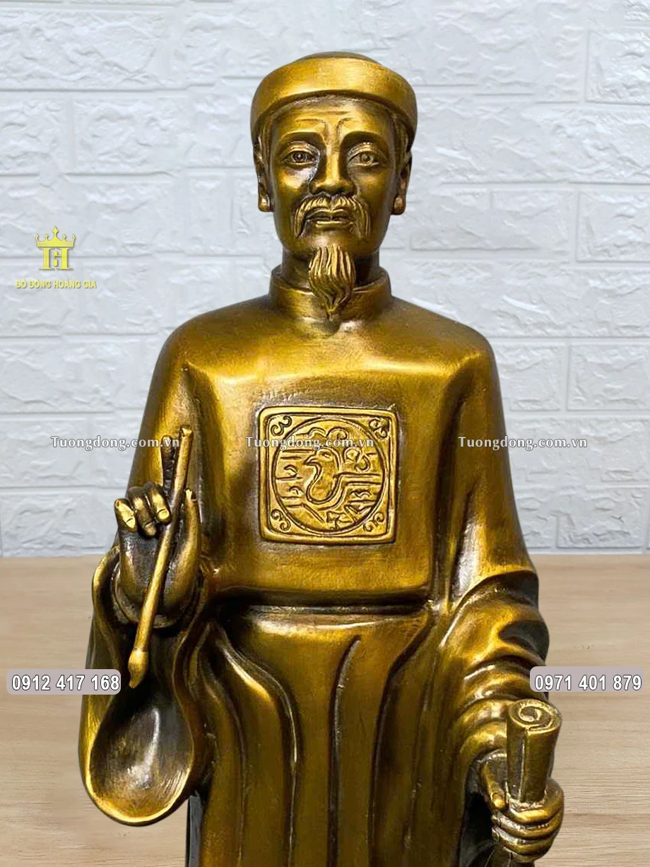 Gương mặt ngài Nguyễn Trãi được chạm khắc sắc nét